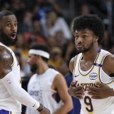 Le Bron James (à gauche) et Bronny James réunis sous le maillot des Lakers. KEYSTONE/AP/William Liang